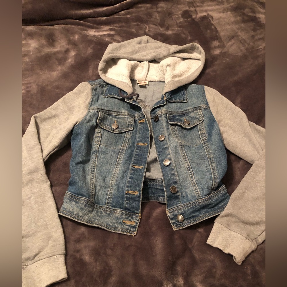 Cropped Jean jacket with sweatshirt sleeves and hood